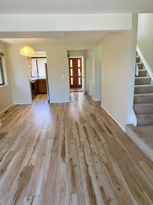 Building Photo - Sunlit and Stylish 3 Bedroom Townhouse by Wonderland Lake