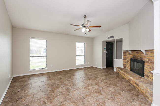 Building Photo - 616 Prairie Ln