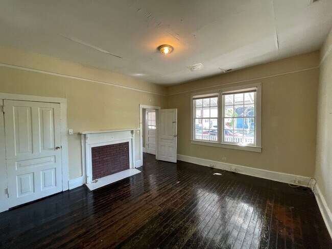 Building Photo - 2 bedroom 1 bathroom house with fenced yard available