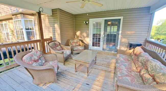 Building Photo - 3 Bed / 3 Bath Single Family Home