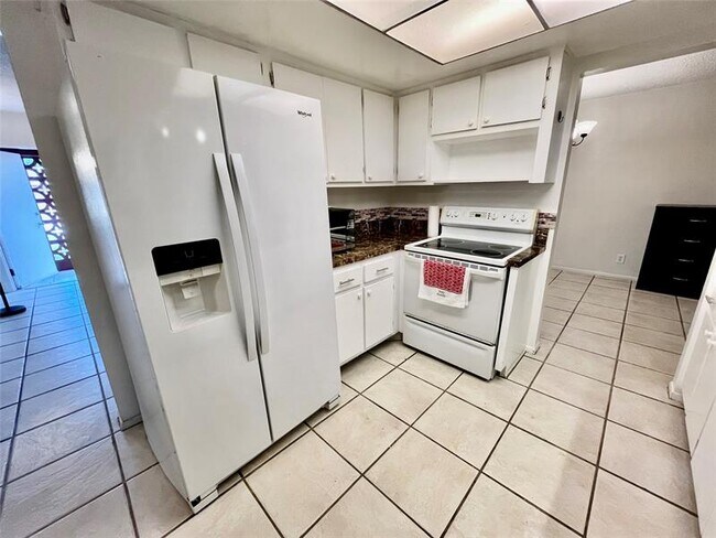 Building Photo - 6105 NW 73rd Ave