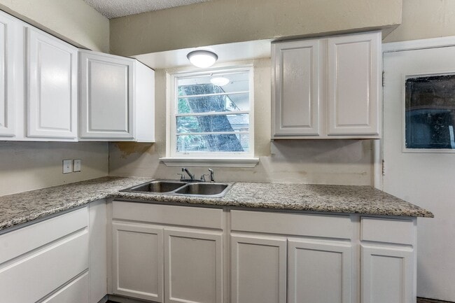 Building Photo - Spacious 3/2 with fenced yard, laundry room, and 2 car garage