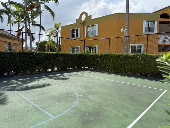 Building Photo - 9725 Fontainebleau Blvd