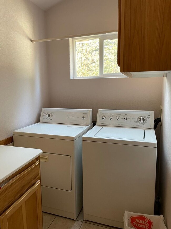 Building Photo - Beautiful 2 bedroom home with expansive li...