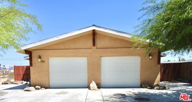 Primary Photo - 6587 Oasis Ave