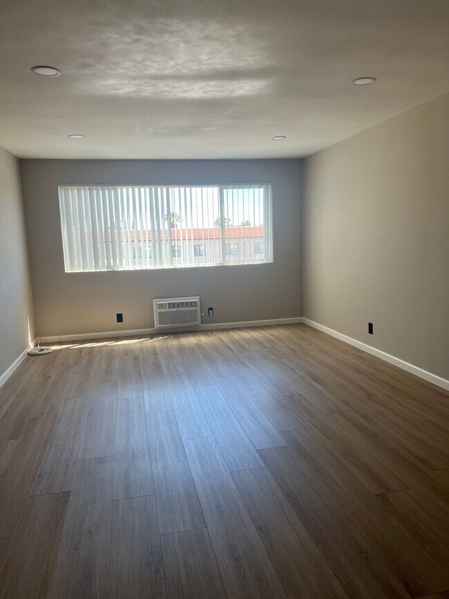 Building Photo - 1 Month Free! Modern 1-Bedroom Apartment i...