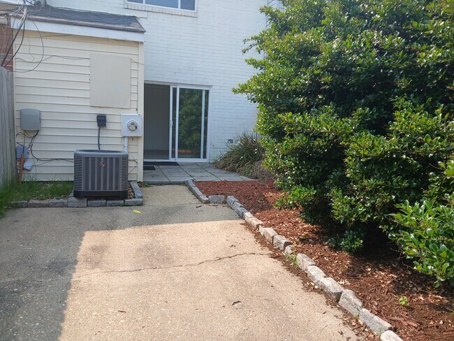Building Photo - 2241 Sedgewick Dr