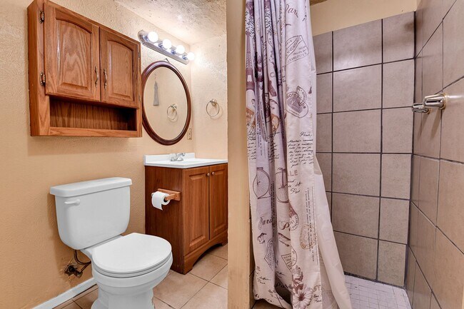 Building Photo - 4 bedroom, 2 bath home in Park Hill