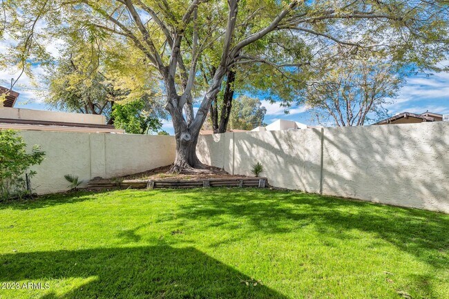 Building Photo - Welcome to your new home in Lake Biltmore Estates! ONLY 2199.00/$500 Of 2nd Month