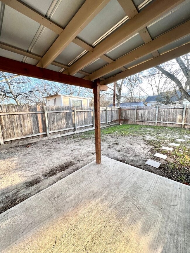 Building Photo - Adorable Cottage on Lytle