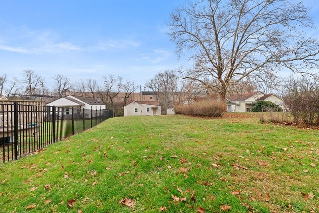 Building Photo - BLACK FRIDAY DEAL! SCORE 50% OFF 1ST MONTH'S RENT IF SIGNED BY NOV. 28! Beautiful 1 Bedroom home ...