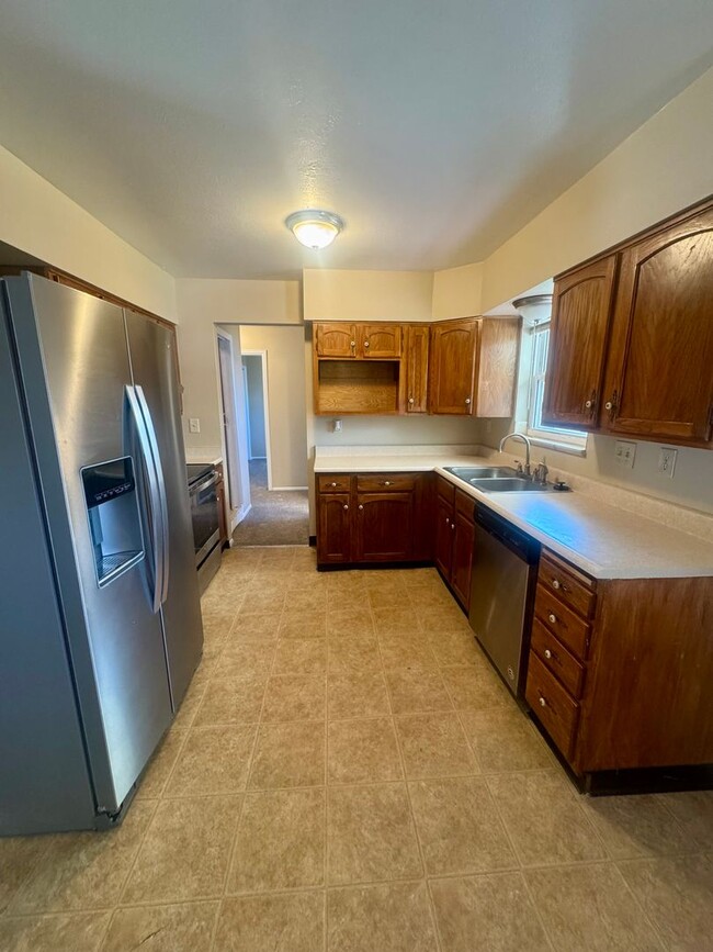 Building Photo - 4 Bedroom Split-Level in Widefield