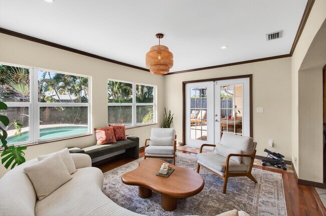 Building Photo - 301 SE 8th Ave