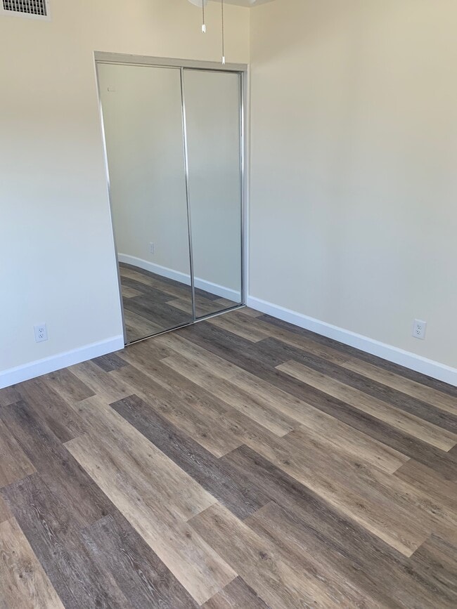 Building Photo - 16765 Barefoot Cir