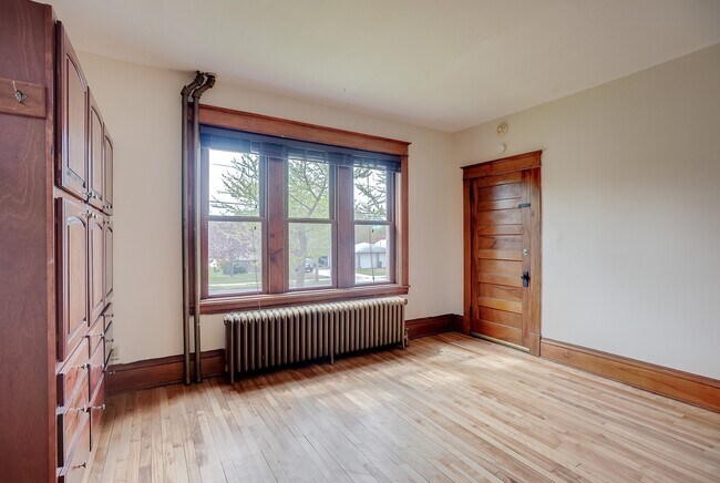 Building Photo - 1360 Dale St N