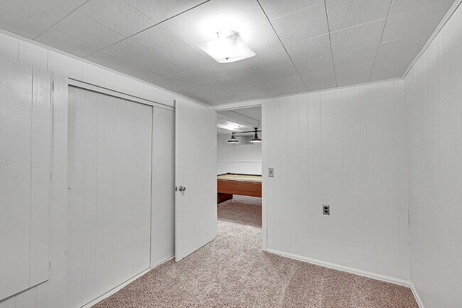 Building Photo - $3,000- Location! 2 Bed 2.5 Bath 2 Non-Con...