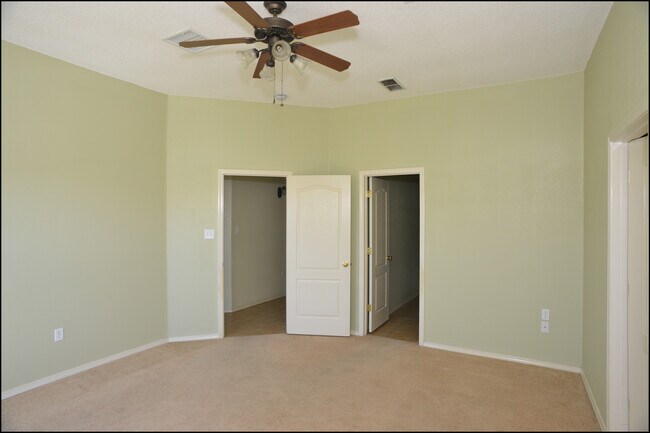 Building Photo - 10045 Paloma Dr