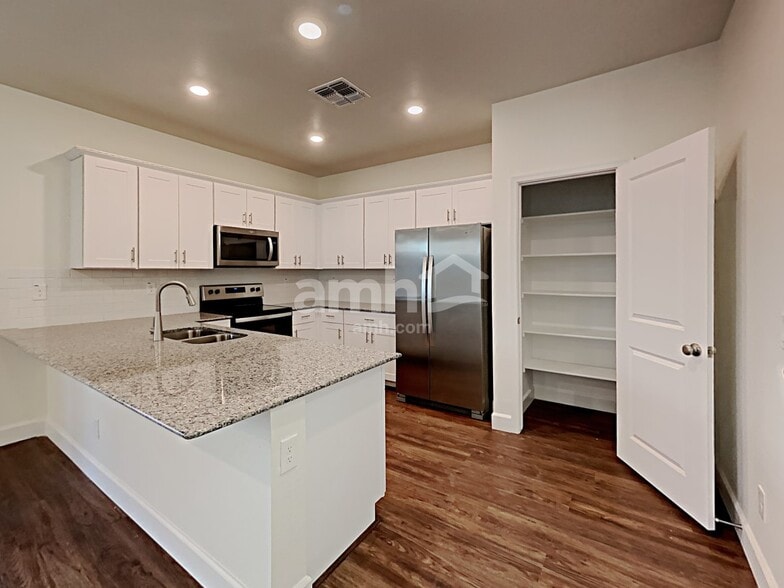 Building Photo - 638 W Harbor Dr