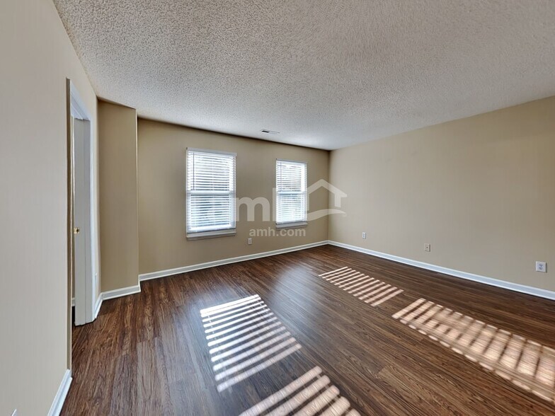 Building Photo - 5509 Cumberland Plain Dr