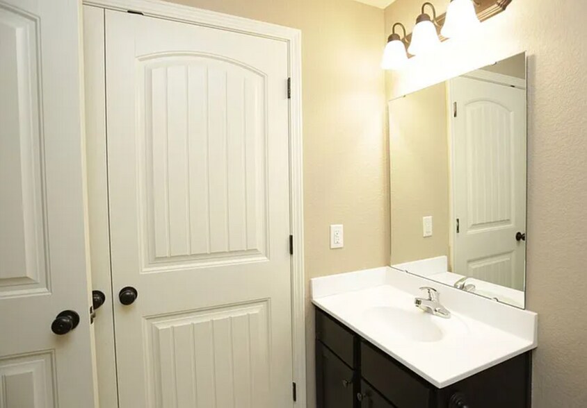 Building Photo - 2176 SW Timbertrace Ln