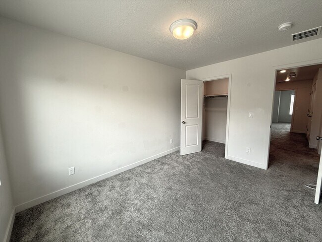 Building Photo - Townhome available now in Haven Dell!
