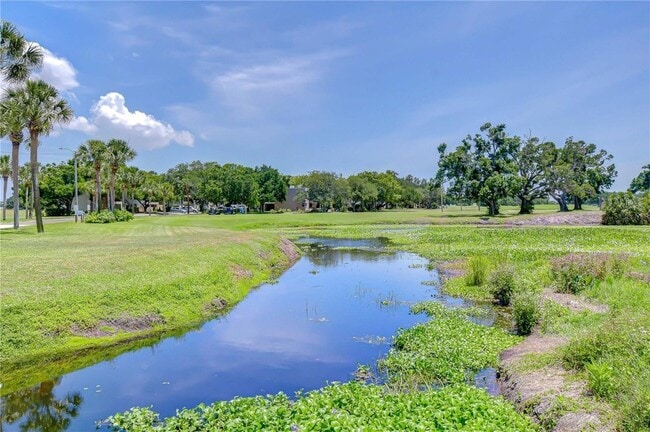 Building Photo - 200 Country Club Dr