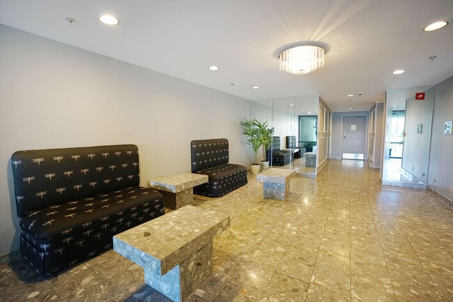 Building Photo - Sunlight Galore 2 Bed / 3Bath + Loft + Sundeck Condo in Westwood!