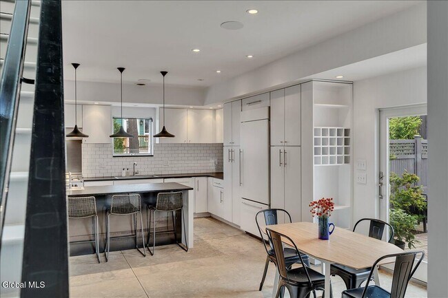 Building Photo - 18 Granite St