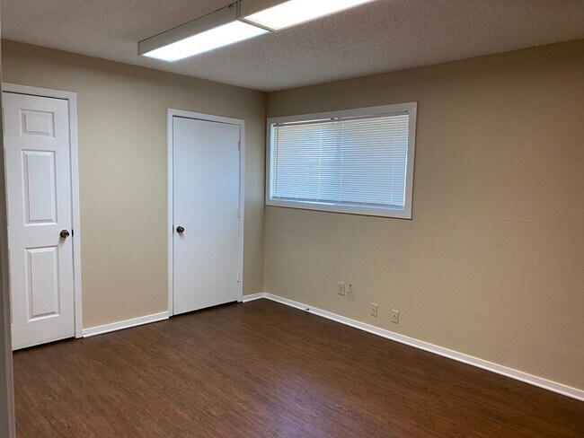 Building Photo - 5 BEDROOM HOME !!!!