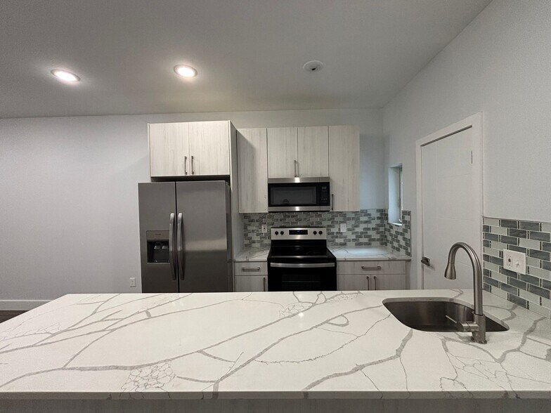 Building Photo - 2252 N Delhi St