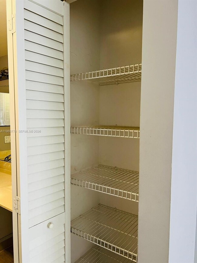 Building Photo - 721 N Pine Island Rd