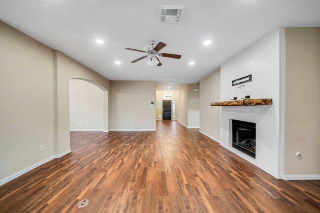 Building Photo - 3005 Gardencrest Ln