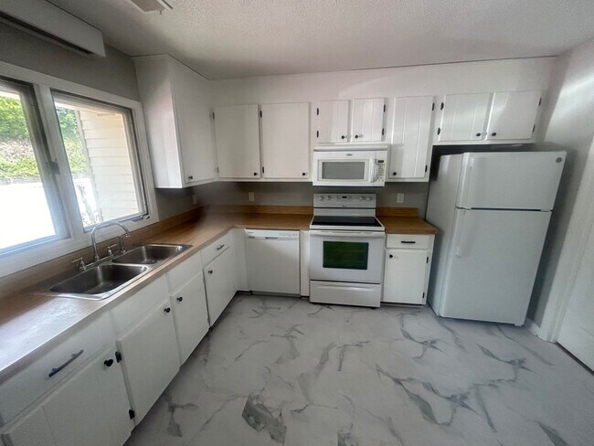 Building Photo - 137 Lionsgate Dr