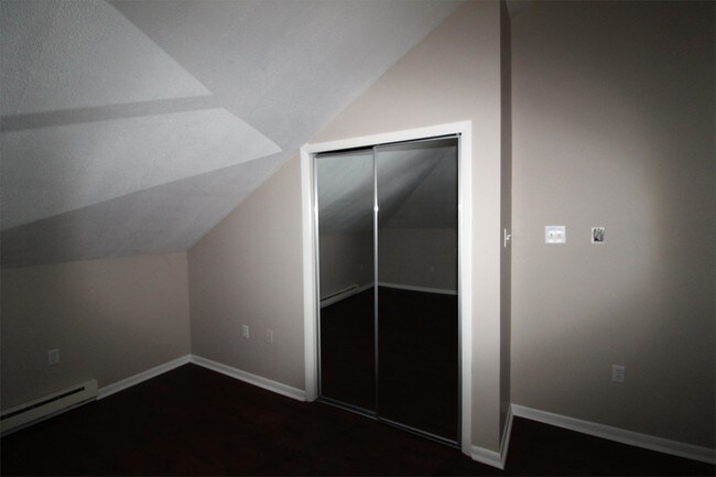 Building Photo - 614 Armandale St