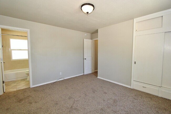 Building Photo - Charming Single-Level Home on the Bench