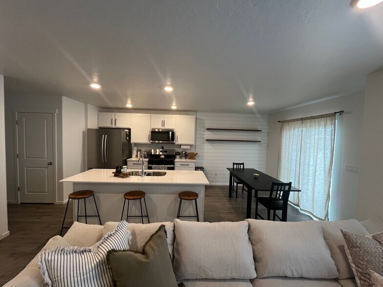 Building Photo - 986 E Manifest Ln