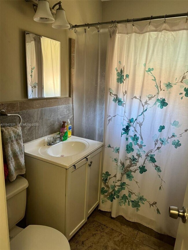 Building Photo - 1026 NE 9th Ave