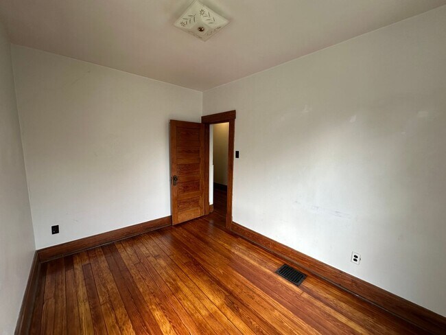 Building Photo - Thurman Ave 273-275 WAG