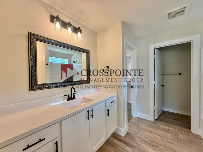 Building Photo - Beautiful 3 Bedroom 2 Bathroom Home!