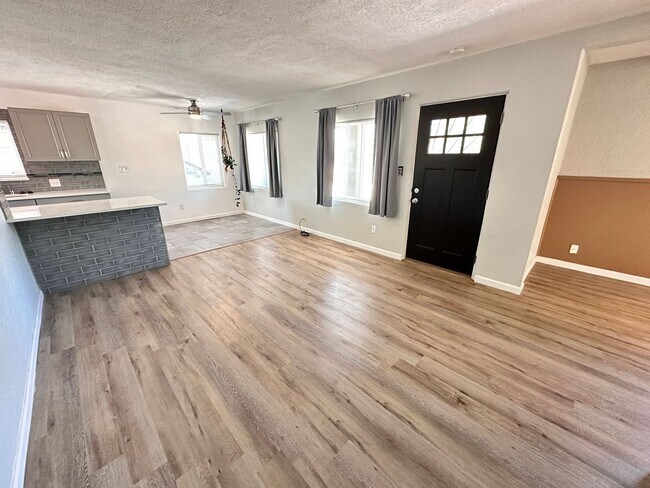 Building Photo - 2120 La Veta Dr