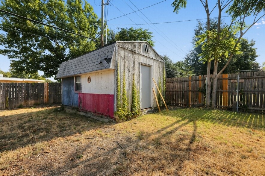 Building Photo - 1929 Schumac Ln