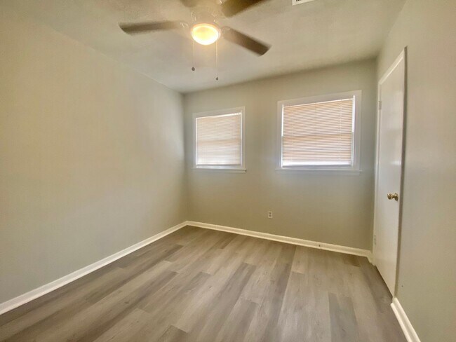 Building Photo - 3 bed 1 bath newly updated now available
