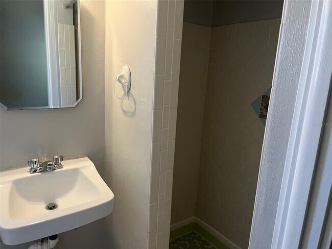 Building Photo - 428 90th Ave