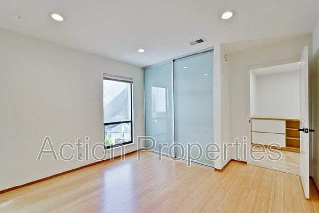 Building Photo - 209 Ortega Ave