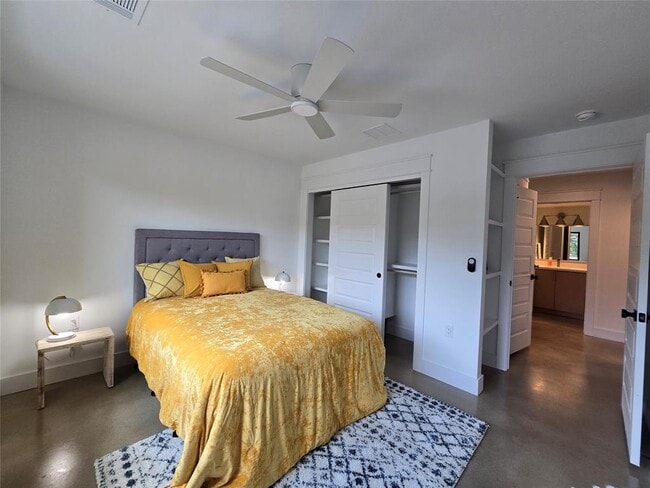 Building Photo - 1112 W N Loop Blvd