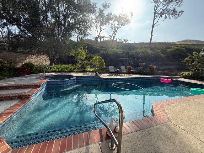 Building Photo - First time rental in a terrific East Simi Valley neighborhood.