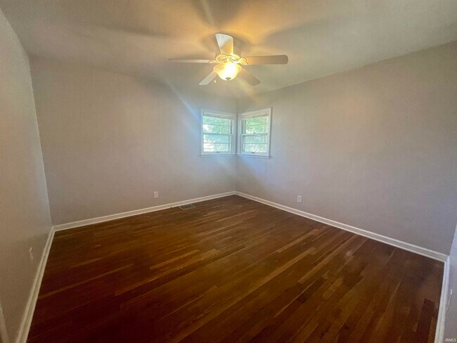 Building Photo - 1822 E 2nd St