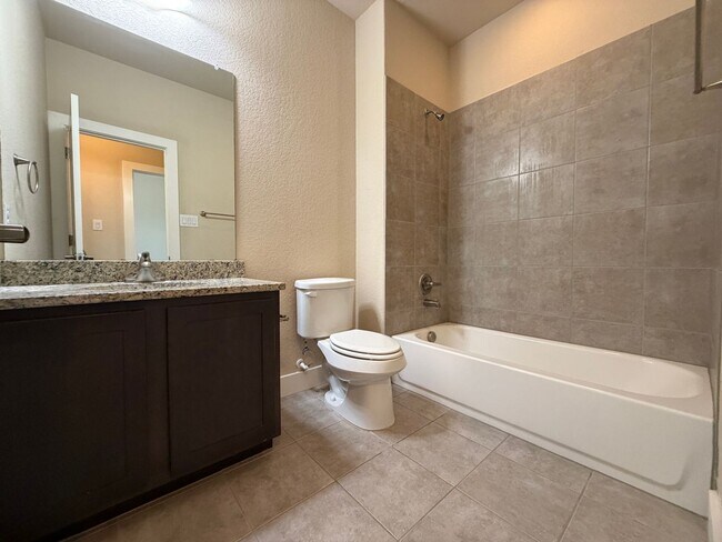 Building Photo - Great Location ~ Fabulous Townhome in New Braunfels 3/2.5 ~ Minutes from Gruene ~ Move in Ready!