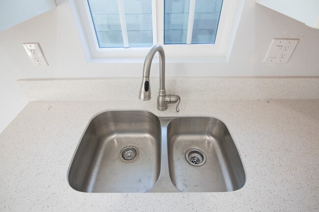 Building Photo - 1231 E 53rd St