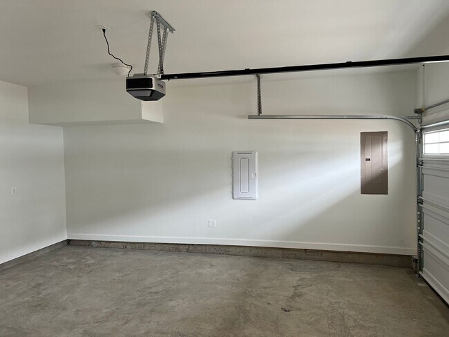 Building Photo - Townhouse for Rent in Preston Lake